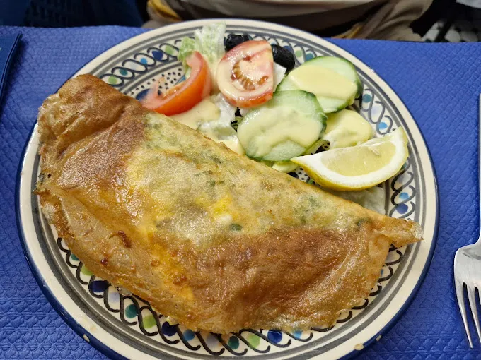 Brick à l’œuf servie avec une salade