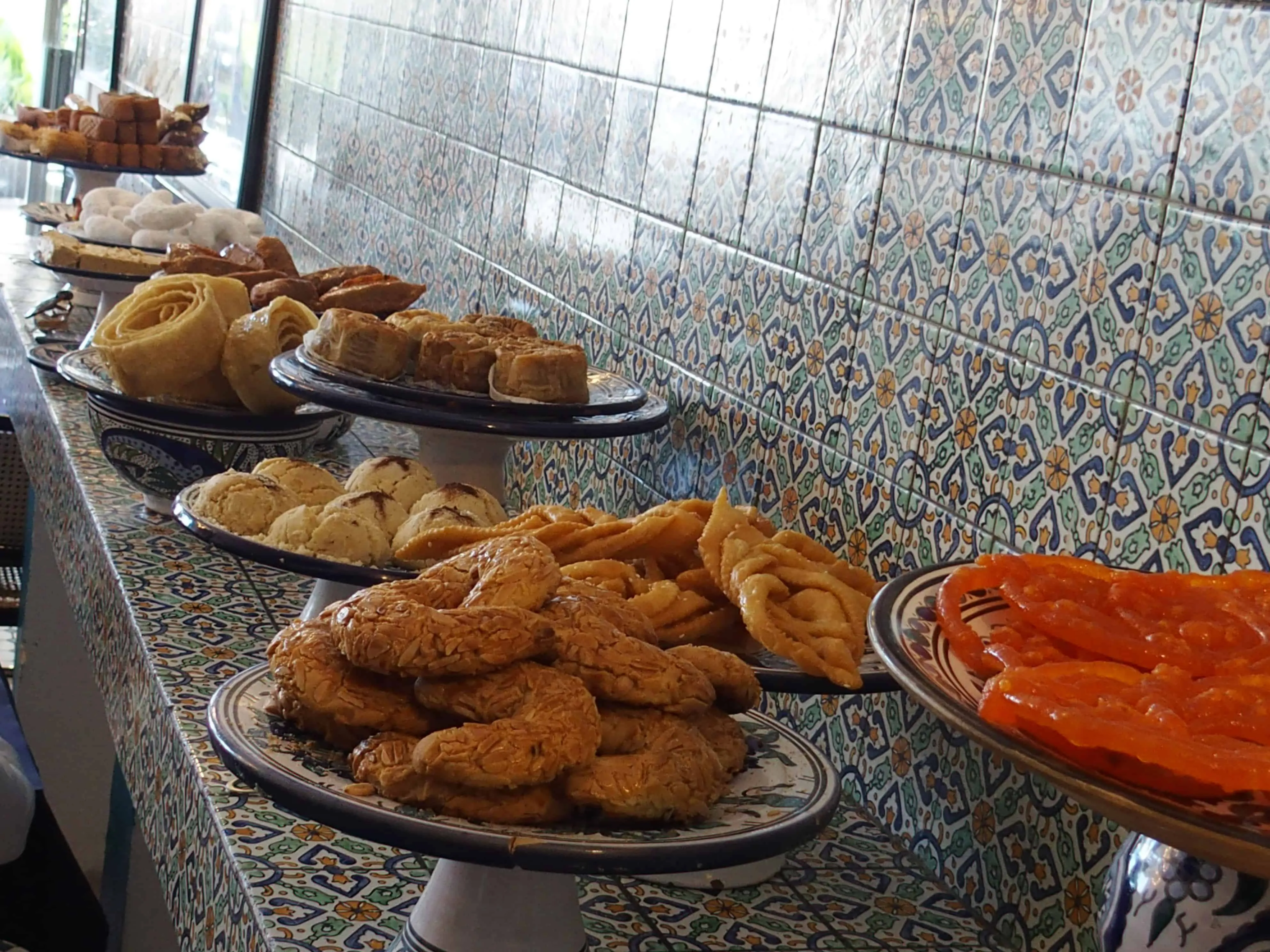 Plateaux de pâtisseries orientales sur le comptoir en faïence
