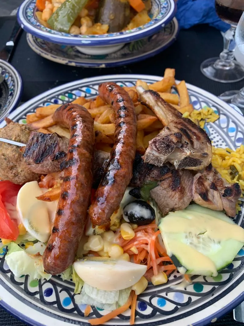 Grillades mixtes : merguez, côtelette et brochette d’agneau, frites et salade