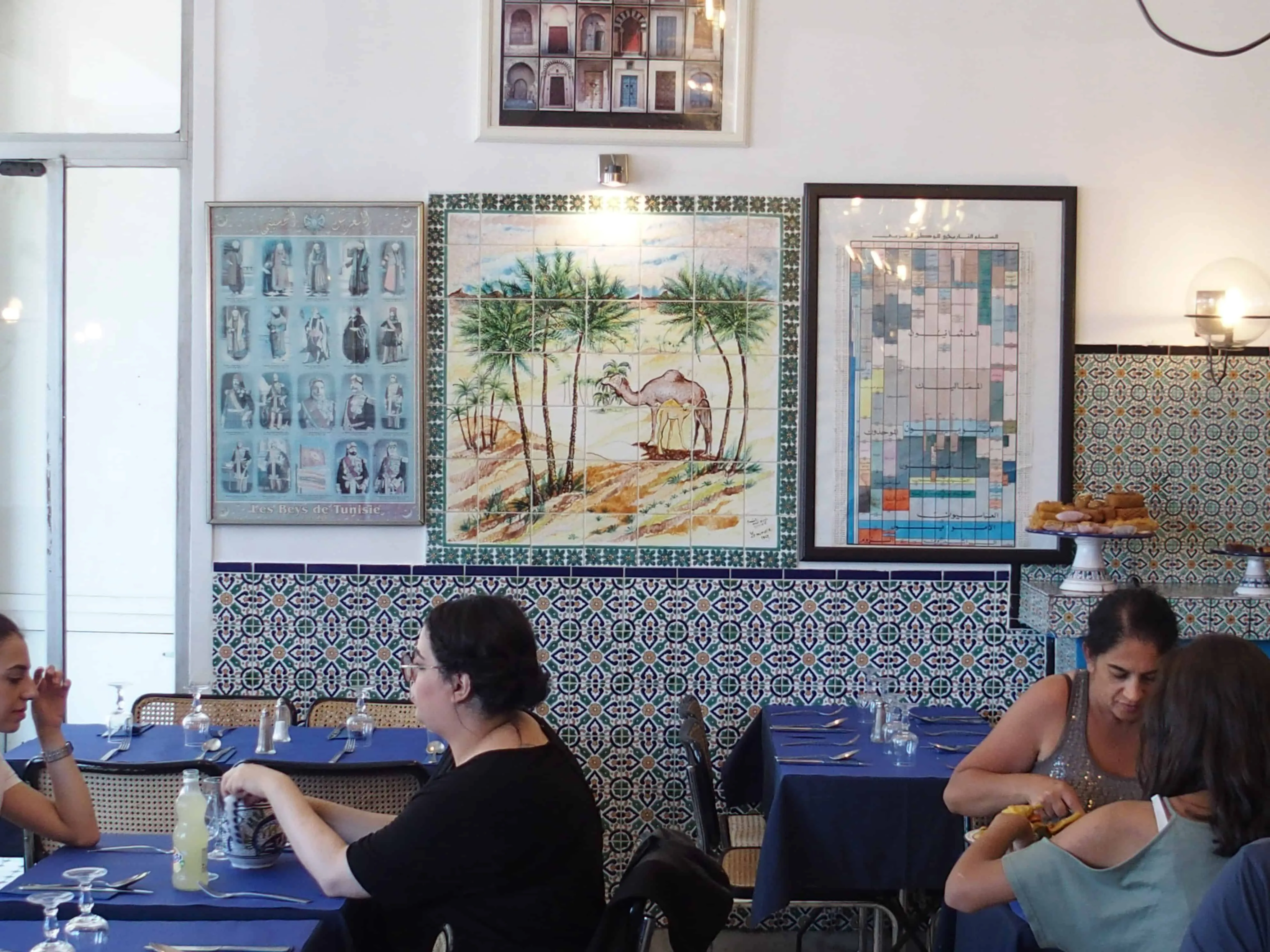 Mur de faïence peinte et cadre des portraits des beys de Tunis